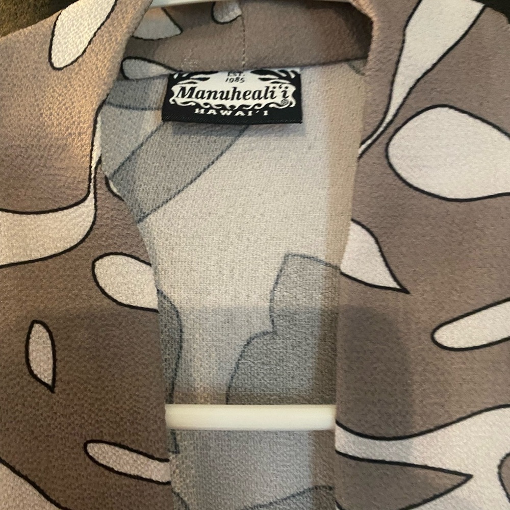 Manuhealii Gray and Cream Patterned Top